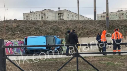 В Астрахани на улице Бориса Алексеева мужчина перевернулся на Peugeot 