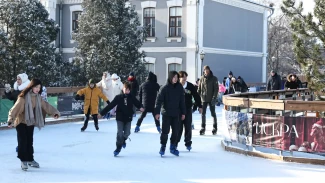 Новогодний ажиотаж на катке в Астраханском кремле