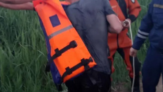 В Астрахани спасли мужчину, тонущего в ерике Казачий