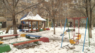 Астраханский депутат помог местным жителям с благоустройством дворов