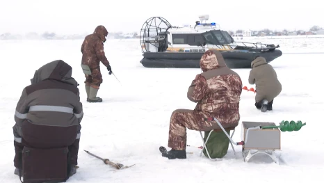 Сотрудники астраханского ГУ МЧС провели рейд для любителей зимней рыбалки