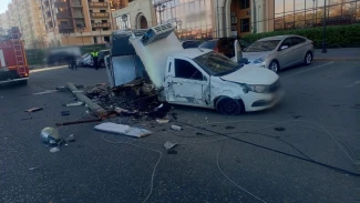 В Астрахани фургон протаранил два электрических столба