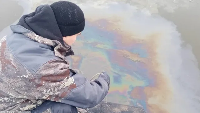 Под Астраханью на Волге обнаружили огромное пятно нефтепродуктов