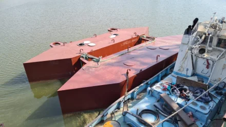 В Астрахани испытывают новые понтоны моста через Серебряную Воложку