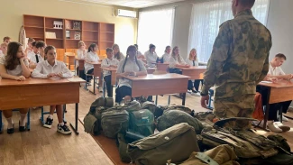 В Астрахани бойцы СВО провели урок мужества для школьников