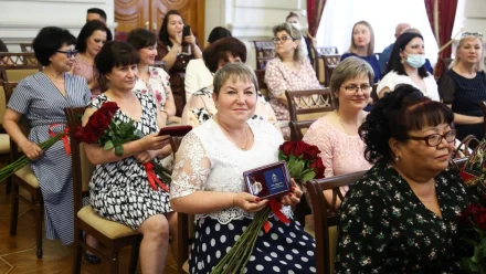 Игорь Бабушкин вручил социальным работникам медали и почётные грамоты