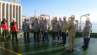 Члены Совета Федерации посетили крупнейшее месторождение на Каспии