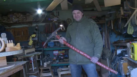 Мастер на все руки: астраханец создаёт фигурки и мебель из дерева