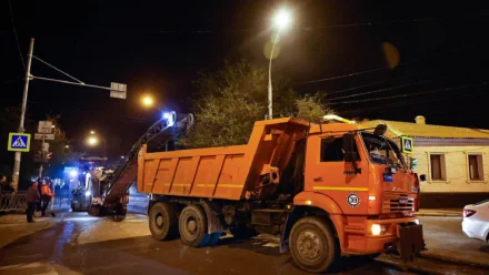 В Астрахани на улице Победы проводят укладку нового асфальта