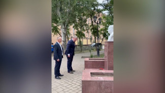 В Астрахани прошла церемония возложения цветов к бюсту Героя России Германа Угрюмова