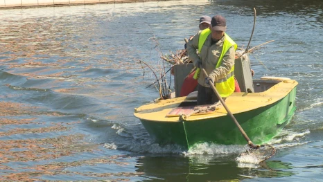 Десятки кубометров мусора извлекают из астраханских каналов