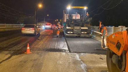 В Астрахани на мостах начали укладывать новый асфальт
