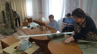 Астраханские пенсионеры сплели камуфляжную сеть для бойцов СВО 