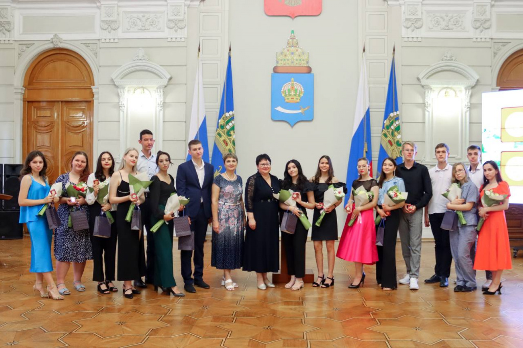 Лучшим выпускникам Астраханской области вручили медали за успехи в учёбе