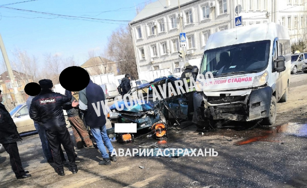 В Астрахани в ДТП с участием «ВАЗ-2115» и маршрутки пострадали пять человек