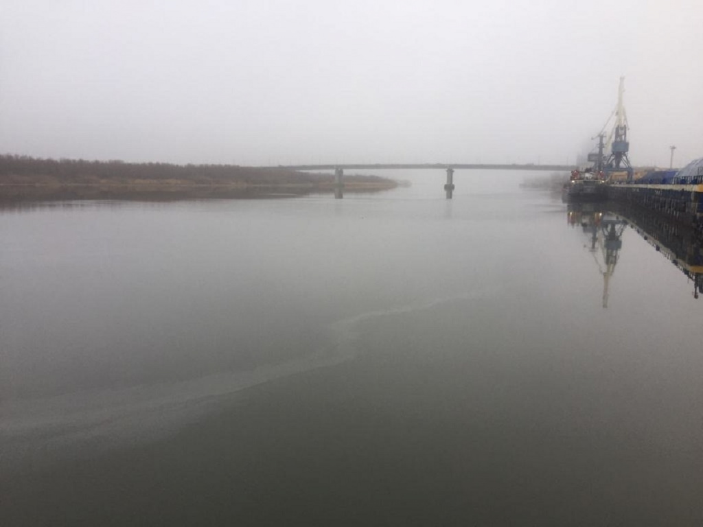 В Астрахани на Волге около Нового моста обнаружили маслянистую плёнку