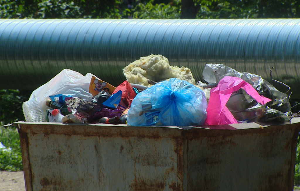 В Астрахани жители жалуются на несистематический вывоз мусора