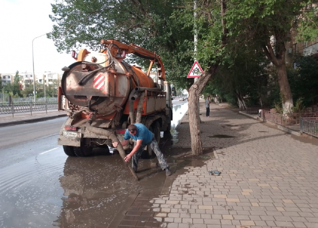 В Астрахани коммунальщики устраняют последствия дождя