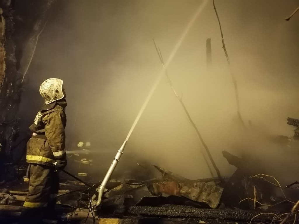 При пожаре в двух жилых домах в центре Астрахани спасли 25 человек