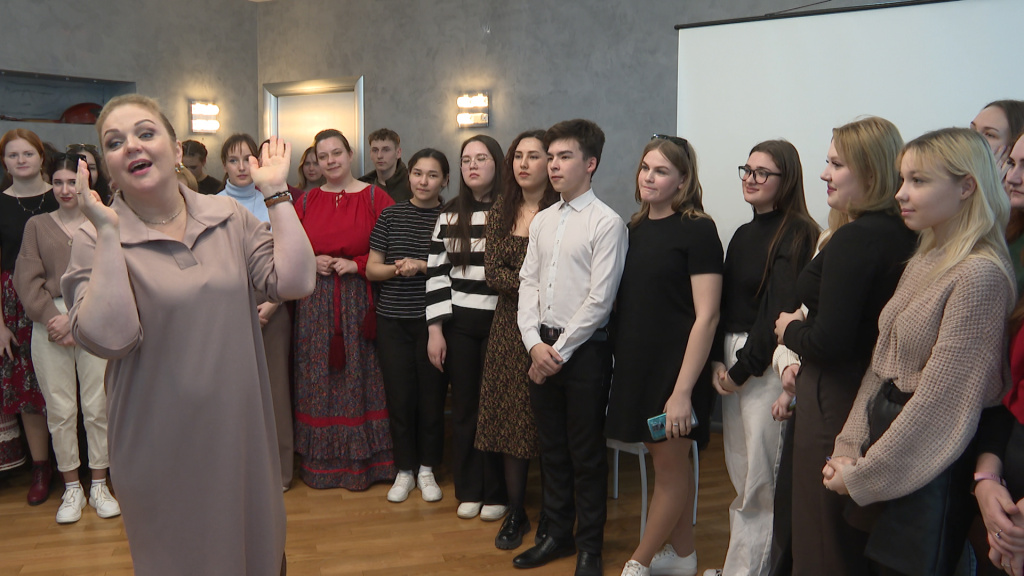 Известная певица Марина Девятова дала мастер-класс астраханским студентам