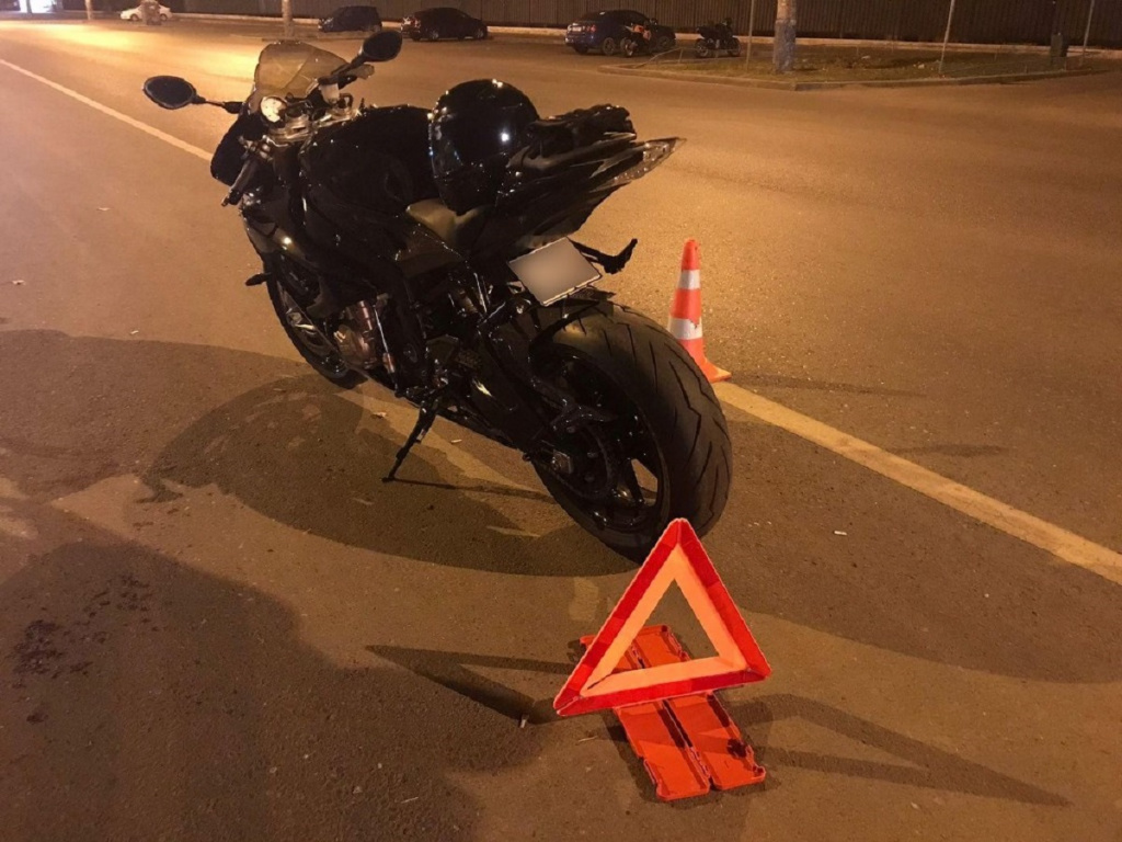В Астрахани пострадал 37-летний мотоциклист, избегая столкновения с машиной