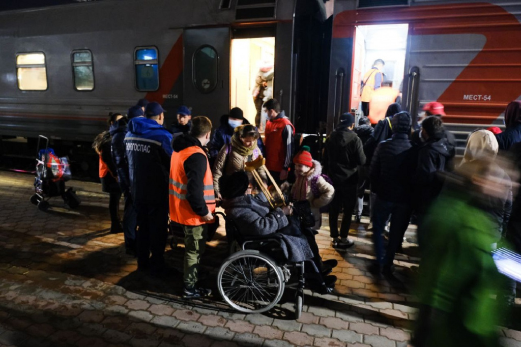 Ночью в Астраханскую область прибыло более 400 беженцев из ДНР и ЛНР 