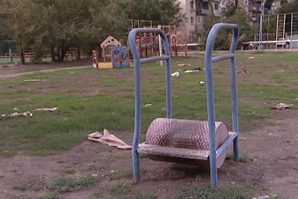 В Астрахани жители многоэтажек жалуются на состояние детских площадок