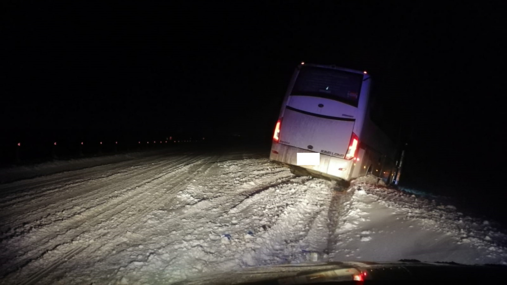 В Волгоградской области рейсовый автобус из Астрахани попал в ДТП