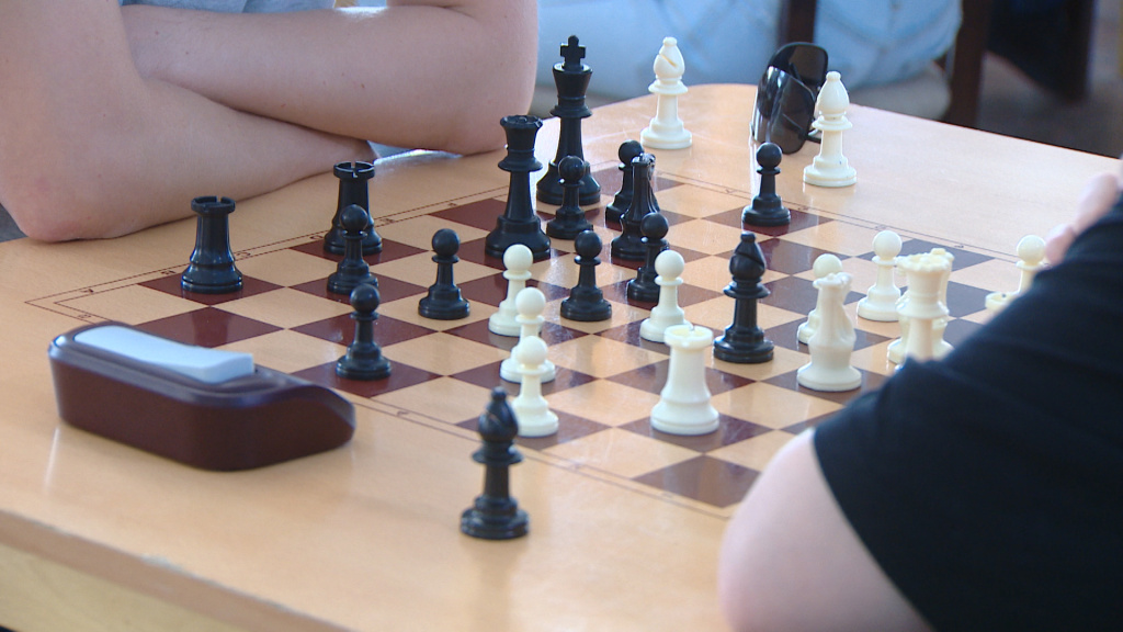 Гроссмейстер шахматы играть