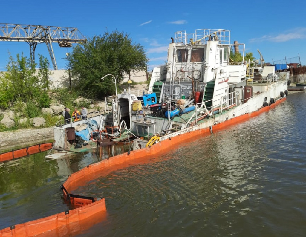 В Астраханской области на реке Бахтемир произошёл разлив нефтепродуктов