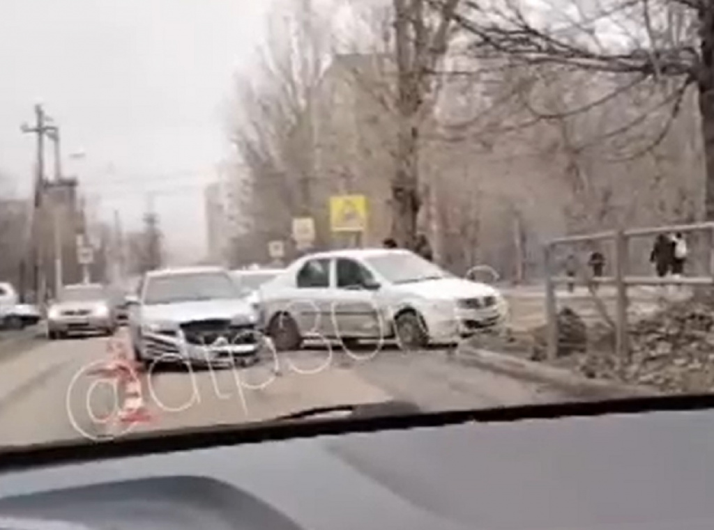 В Астрахани на улице 11-й Красной Армии автоледи пострадала в ДТП