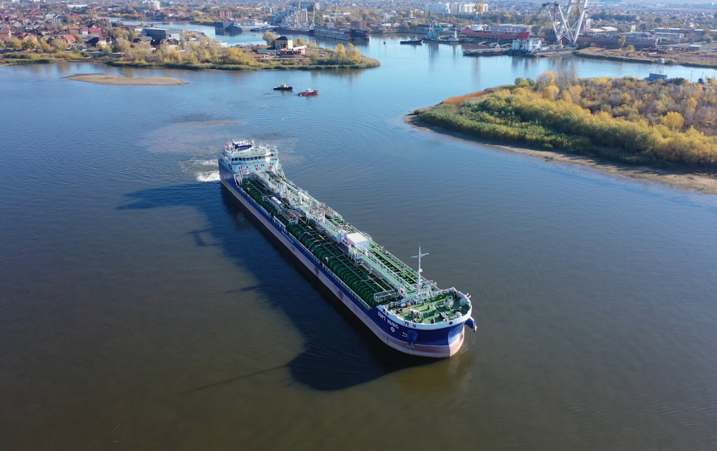 В Астраханской области проводят ходовые испытания нового танкера-химовоза 