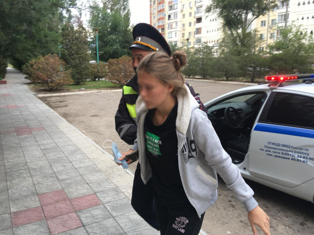 В Астрахани полицейские помогли женщине и её дочке добраться до больницы