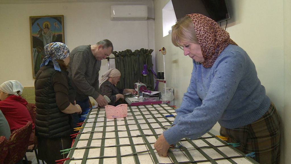 Астраханские православные волонтёры шьют носилки для участников СВО
