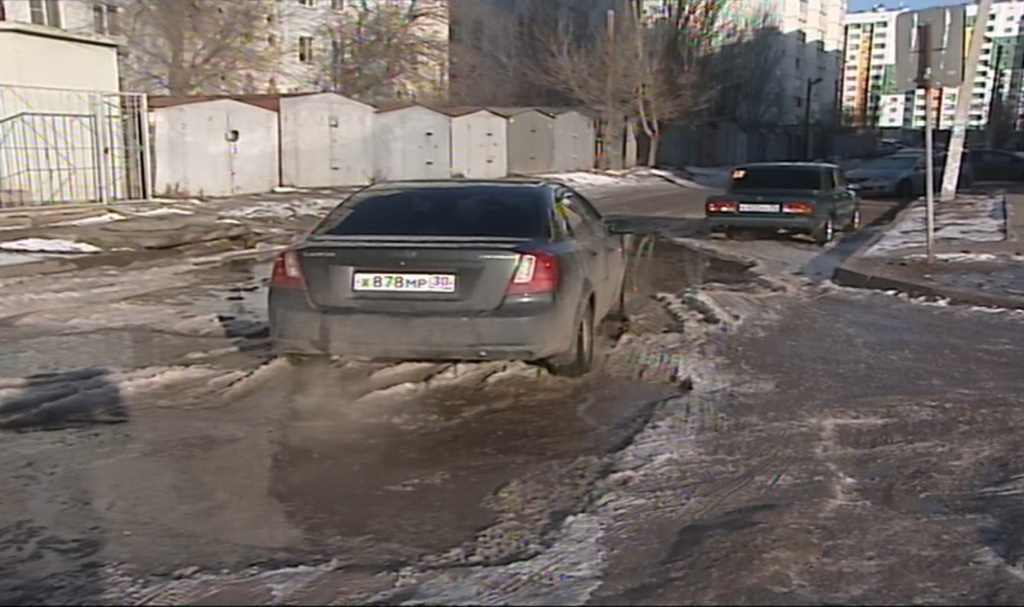 Когда устранят прорыв канализации на улице Куликова в Астрахани