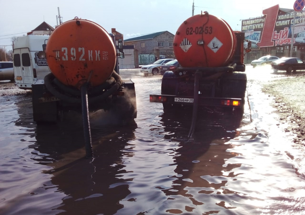 На улицы Астрахани вышла техника для откачки талых вод