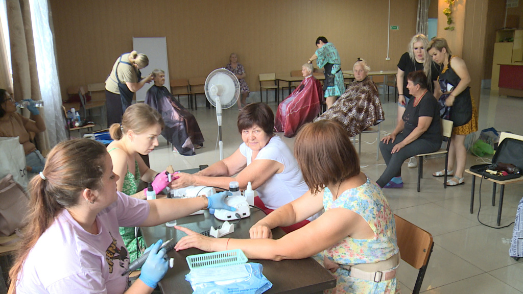В Астраханской области переселенцам из Донбасса оказывают услуги бьюти-специалистов