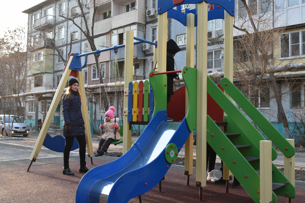 В Астрахани открыли новую детскую площадку на Луконина