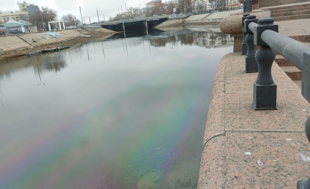 В Астрахани в акватории Волги обнаружили радужно-маслянистую плёнку
