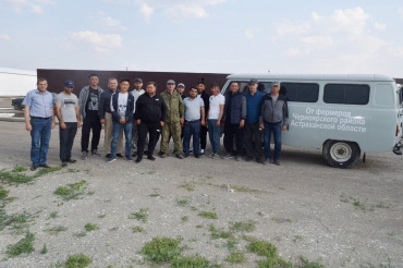 В Астраханской области фермеры передали бойцам СВО автомобиль