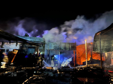 В Советском районе Астрахани загорелись строительные цеха