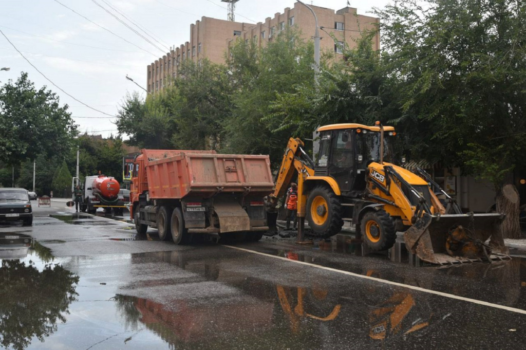 В Астрахани из-за коммунальной аварии временно перекрыли улицу Ленина