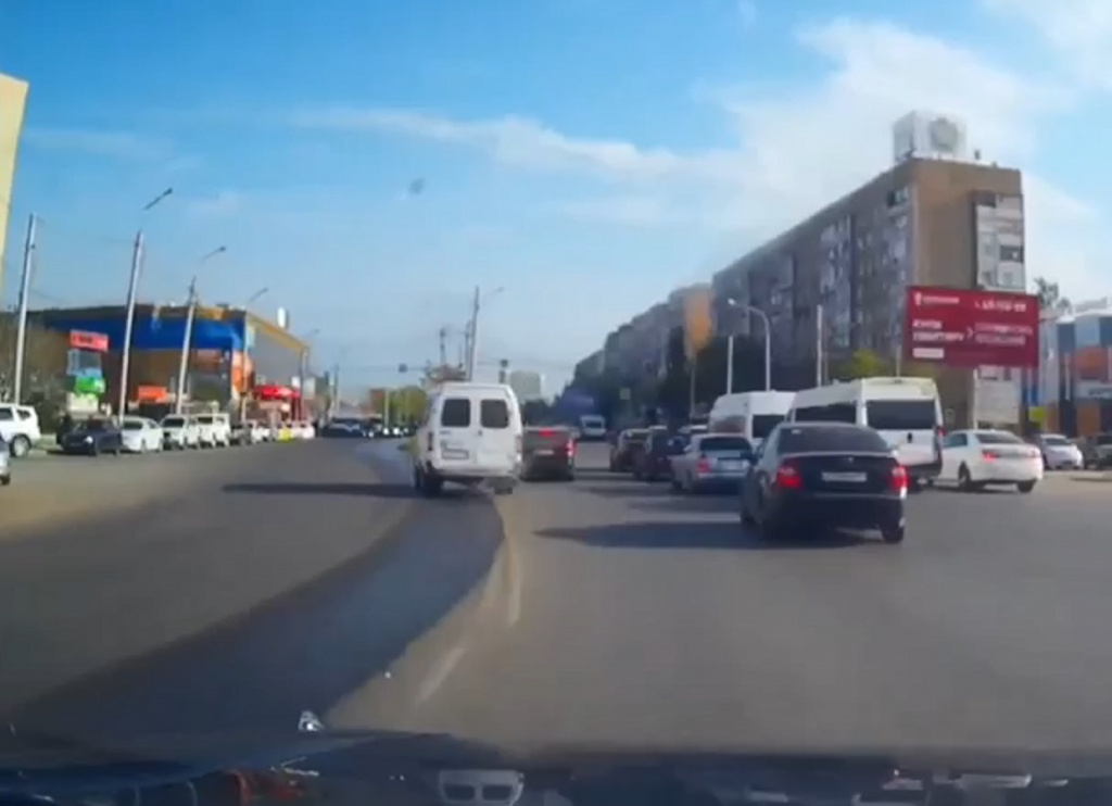В Астрахани полиция нашла маршрутчика, грубо нарушившего ПДД, по видео из соцсетей