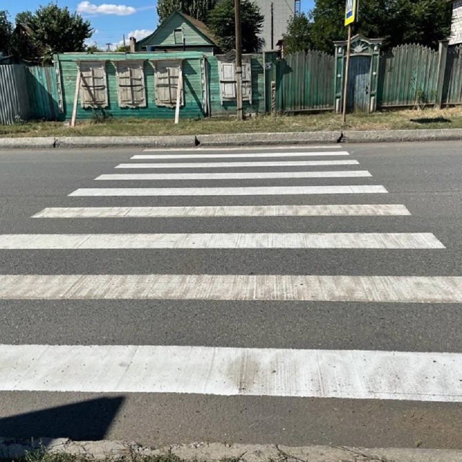 В Астрахани у более 50 школ обновят разметку на пешеходных переходах