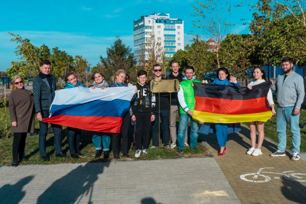 В Астрахани высадили деревья к юбилею российско-германских молодежных отношений