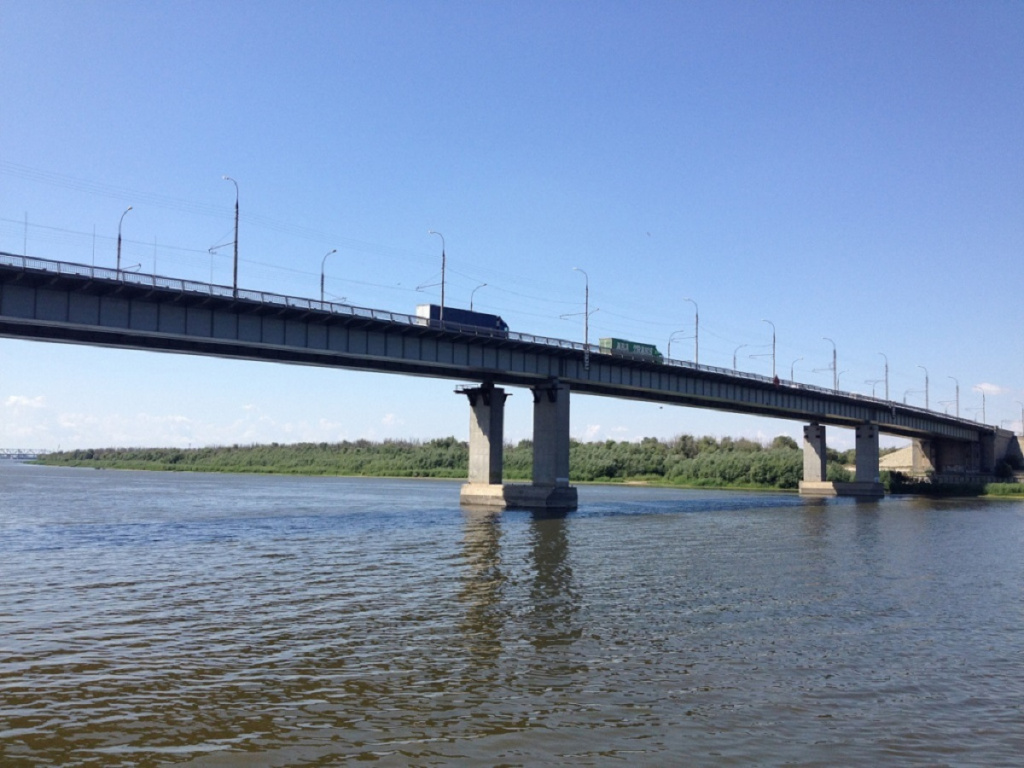 В Астрахани спасли 19-летнюю девушку, которая тонула под Новым мостом