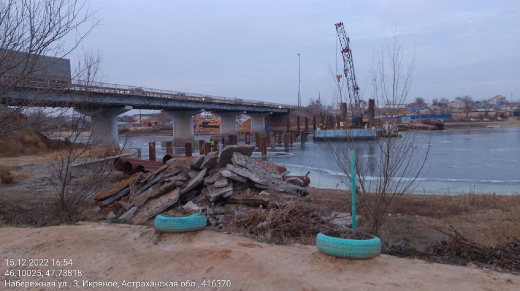 Под Астраханью подрядчик возместит ущерб за размещение отходов бетона у реки