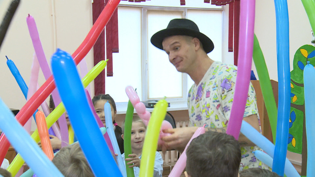 В Астрахани цирковой артист выступил перед детьми из школы-интерната 