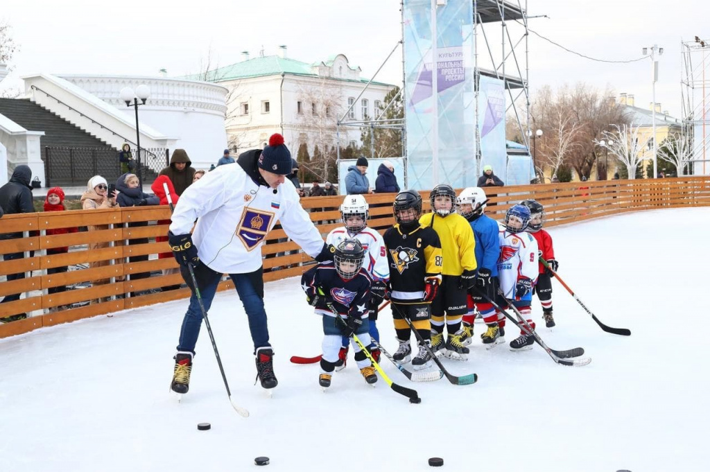 Именитый хоккеист Алексей Яшин провёл мастер-класс для детей на катке в Астрахани