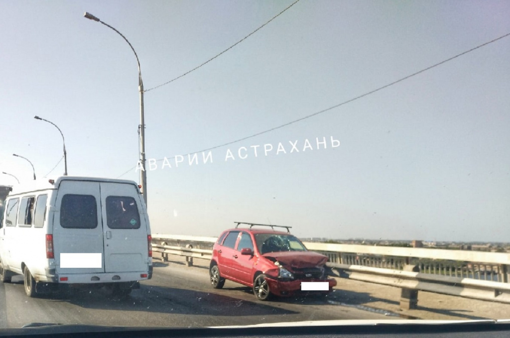 В Астрахани в ДТП на Новом мосту пострадала 32-летняя женщина